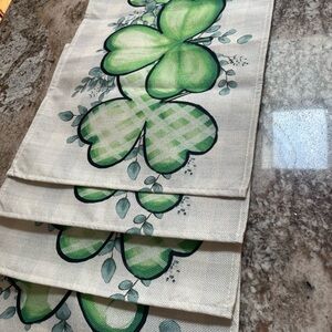 Green Shamrock Table Runner - Unbranded St. Patrick's Day Linen